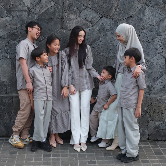 Zaskia tampil effortless dengan gaya kasual yang tetap chic. Membuktikan bahwa menjadi ibu bukan halangan untuk tetap fashionable dan tampil percaya diri. Zaskia sendiri dikenal lewat gaya hijab yang simpel. Foto: Dok. Instagram @zaskiadyamecca.