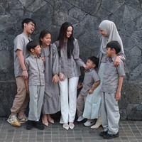 Zaskia tampil effortless dengan gaya kasual yang tetap chic. Membuktikan bahwa menjadi ibu bukan halangan untuk tetap fashionable dan tampil percaya diri. Zaskia sendiri dikenal lewat gaya hijab yang simpel. Foto: Dok. Instagram @zaskiadyamecca.