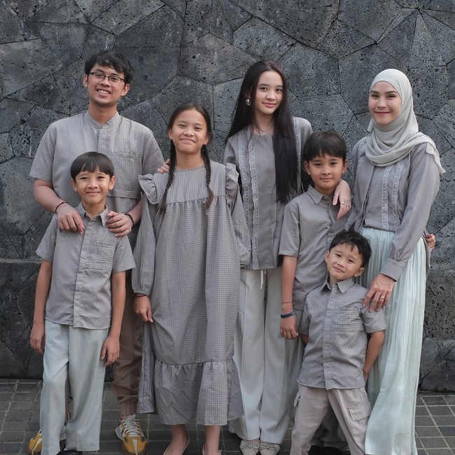 Zaskia mengenakan blouse warna stone bahan lady stripes dan keenam anaknya tampak serasi mengenakan busana sarimbit bernuansa senada yang memancarkan kehangatan keluarga. Foto: Dok. Instagram @zaskiadyamecca.