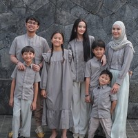Zaskia mengenakan blouse warna stone bahan lady stripes dan keenam anaknya tampak serasi mengenakan busana sarimbit bernuansa senada yang memancarkan kehangatan keluarga. Foto: Dok. Instagram @zaskiadyamecca.