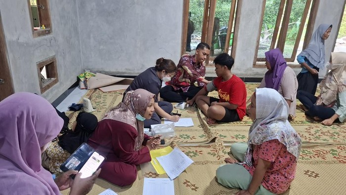 Warga Polaman, Pajangan, Bantul, yang menderita keracunan saat menerima perawatan dari petugas medis Puskesmas Pajangan, Kamis (5/6/2025).