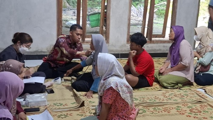 Warga Polaman, Pajangan, Bantul, yang menderita keracunan saat menerima perawatan dari petugas medis Puskesmas Pajangan, Kamis (5/6/2025).
