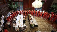 Sejumlah orang menyanyikan lagu itu dengan lantang. Sementara sejumlah pemain Timnas lain tampak asyik berjoget. (Foto: Tim Media Presiden)