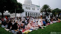 Barisan jemaah perempuan mengikuti Salat Idul Adha 1446 H dengan tertib dan khusyuk di area terpisah dalam kompleks Masjid Agung Al Azhar, Jakarta.