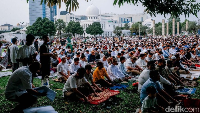 Khusyuknya Salat Idul Adha 1446 H di Masjid Al Azhar Jakarta Ribuan umat Islam menunaikan Salat Idul Adha 1446 H di Masjid Agung Al Azhar, Jakarta. Salat digelar khusyuk usai pemerintah menetapkan hari raya jatuh Jumat (6/6).