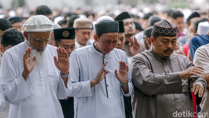 Ribuan umat Islam menunaikan Salat Idul Adha 1446 H di Masjid Agung Al Azhar, Jakarta. Salat digelar khusyuk usai pemerintah menetapkan hari raya jatuh Jumat (6/6).