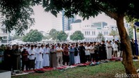 Gubernur DKI Jakarta periode 2017–2022, Anies Rasyid Baswedan turut melaksanakan salat di masjid tersebut.