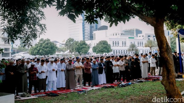 Khusyuknya Salat Idul Adha 1446 H di Masjid Al Azhar Jakarta