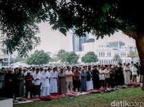 Khusyuknya Salat Idul Adha 1446 H di Masjid Al Azhar Jakarta