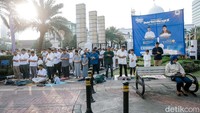 Warga tampak memenuhi hingga halaman depan masjid.
