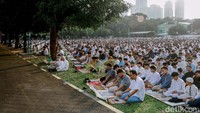 Lapangan hijau masjid itu tampak penuh sampai area belakang masjid. Cuaca cerah tampak menyelimuti suasana syahdu pada Jumat pagi.