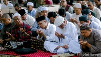 Momen takbir berkumandang mengiringi jemaah mengangkat tangan dalam doa bersama usai salat.