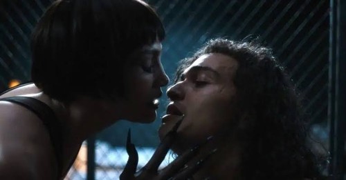 Cuplikan adegan dalam film Kiss of the Spider Woman.