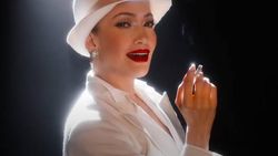 Beragam Aksi Jennifer Lopez di Kiss of the Spider Woman