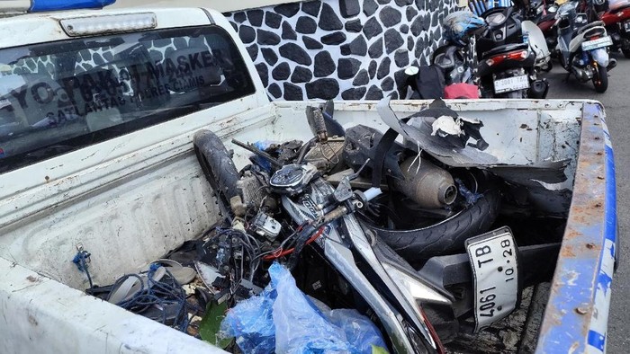 Kondisi motor usai tabrakan dengan mobil di Baregbeg, Ciamis.
