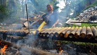 Idul Adha 1446 hijriyah membuat pedagang lamang kebanjiran pesanan, dari hari biasa sekitar 20-40 batang per hari menjadi 200-400 batang per hari. Foto: ANTARA FOTO/Iggoy el Fitra 