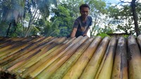 Pekerja membakar lamang (lemang) bambu di Sungai Sapih, Padang, Sumatera Barat, Kamis (5/6/2025). Foto: ANTARA FOTO/Iggoy el Fitra
