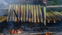 Meningkatnya pesanan lamang karena kebutuhan tinggi masyarakat menyediakan makanan terbuat dari beras ketan itu saat hari besar di keluarga mereka sesuai tradisi Minang. Foto: ANTARA FOTO/Iggoy el Fitra