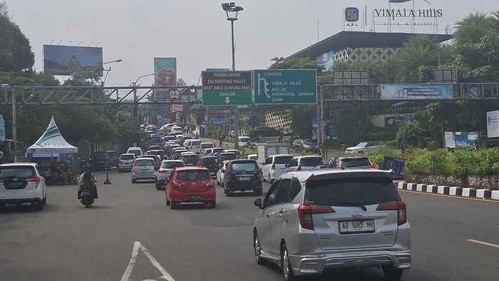 Arus lalu lintas (lalin) kendaraan di Jl Raya Puncak Bogor, Jawa Barat, pada hari libur Idul Adha mulai ramai, Jumat (6/6/2025), siang. Kepadatan arus kendaraan terjadi di sejumlah titik.