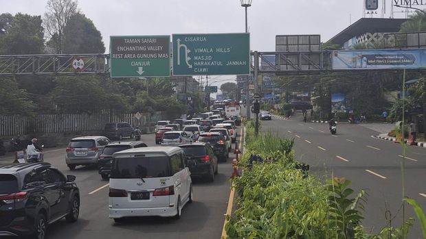 Arus lalu lintas (lalin) kendaraan di Jl Raya Puncak Bogor, Jawa Barat, pada hari libur Idul Adha mulai ramai, Jumat (6/6/2025), siang. Kepadatan arus kendaraan terjadi di sejumlah titik.