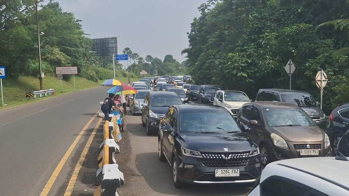 Arus lalu lintas (lalin) kendaraan di Jl Raya Puncak Bogor, Jawa Barat, pada hari libur Idul Adha mulai ramai, Jumat (6/6/2025), siang. Kepadatan arus kendaraan terjadi di sejumlah titik.