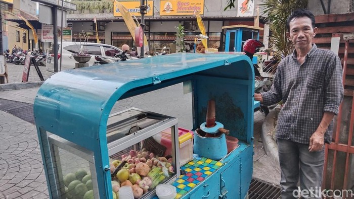 Mahmud, penjual rujak bebek di Bandung.