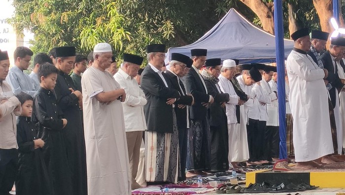 Mantan Gubernur Jakarta Anies Baswedan melaksanakan salat Idul Adha 2025 di Masjid Al Azhar, Jaksel. (Dwi/detikcom)
