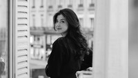 Dilihat di Instagram, Jumat (6/6/2025), Gading Marten lewat akun fotonya mengunggah foto hitam putih teman dekatnya, Medina Dina, saat sedang di Eropa. Paris, 2024, tulisnya. (Foto: dok Instagram gadiiingmoto)