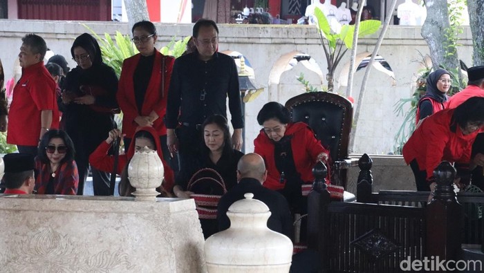 Megawati ziarah makam Bung Karno di Blitar