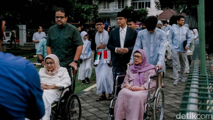 Momen Anies Salat Idul Adha di Masjid Al Azhar Gubernur DKI Jakarta periode 2017β2022, Anies Rasyid Baswedan menghadiri shalat Idul Adha di Masjid Agung Al-Azhar, Jakarta Selatan, Jumat (6/6/2025). Selain menjalankan ibadah shalat, kehadiran Anies sekaligus menjadi khatib Idul Adha bertemakan