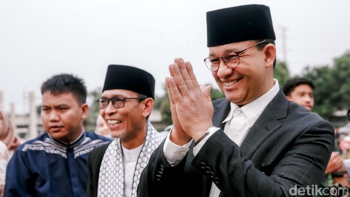 Gubernur DKI Jakarta periode 2017–2022, Anies Rasyid Baswedan menghadiri shalat Idul Adha di Masjid Agung Al-Azhar, Jakarta Selatan, Jumat (6/6/2025). Selain menjalankan ibadah shalat, kehadiran Anies sekaligus menjadi khatib Idul Adha bertemakan 