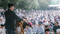 Berdasarkan pantauan di lokasi, ribuan jamaah tampak memadati Masjid Agung Al-Azhar menjelang pelaksanaan salat Idul Adha. 