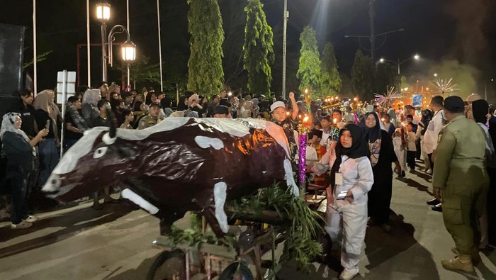 Momen pawai obor di Kota Dumai, Riau, menyambut Idul Adha, pada Kamis (5/6/2025) malam.