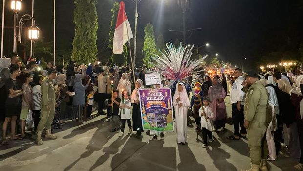 Momen pawai obor di Kota Dumai, Riau, menyambut Idul Adha, pada Kamis (5/6/2025) malam.
