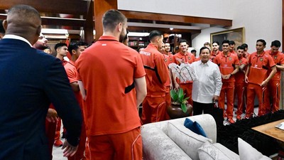 Full Senyum! Momen Prabowo dan Timnas Makan Siang Usai Kalahkan China