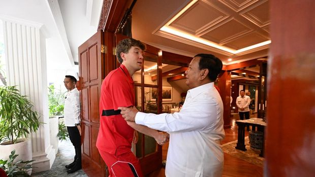 Presiden Prabowo Subianto mengundang punggawa Timnas Sepakbola Indonesia makan siang di kediaman pribadi, Jumat (6/6/2025). Pemain timnas diundang usai mengalahkan China.