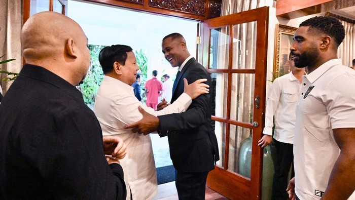 Presiden Prabowo Subianto mengundang punggawa Timnas Sepakbola Indonesia makan siang di kediaman pribadi, Jumat (6/6/2025). Pemain timnas diundang usai mengalahkan China.