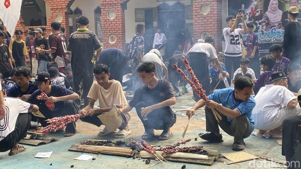 Momen santri bakar sate bersama-sama di Kota Sukabumi.