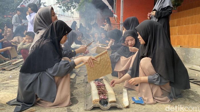 Momen santri bakar sate bersama-sama di Kota Sukabumi.