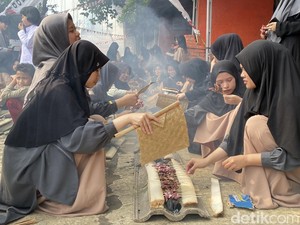 Seru! Ada Bakar Sate Sepanjang 100 Meter di Sukabumi