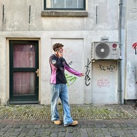 Dominasi warna-warna earthy (hijau army dan cokelat tan) serta tone gelap (navy, hitam) memberi kesan maskulin dan grounded. Tapi tetap ada elemen fun seperti jersey pink yang mencuri perhatian. Foto: Instagram/@oleromeny