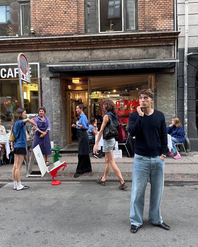Sepatu boots model UGG-style atau loafer hitam menjadi pelengkap yang mempertegas gaya urban yang cocok untuk eksplorasi kota. Foto: Instagram/@oleromeny