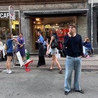 Sepatu boots model UGG-style atau loafer hitam menjadi pelengkap yang mempertegas gaya urban yang cocok untuk eksplorasi kota. Foto: Instagram/@oleromeny