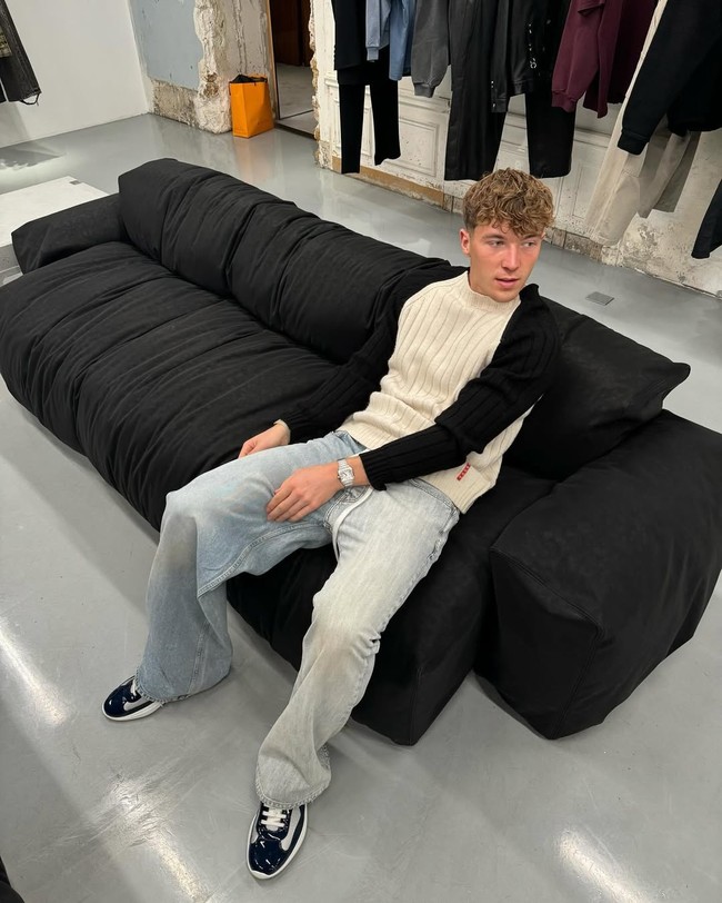 Di luar lapangan, pria kelahiran Nijmegen, Belanda, ini lebih suka berpakaian casual. Jeans berpotongan lebar jadi fashion item andalannya. Foto: Instagram/@oleromeny