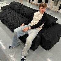 Di luar lapangan, pria kelahiran Nijmegen, Belanda, ini lebih suka berpakaian casual. Jeans berpotongan lebar jadi fashion item andalannya. Foto: Instagram/@oleromeny