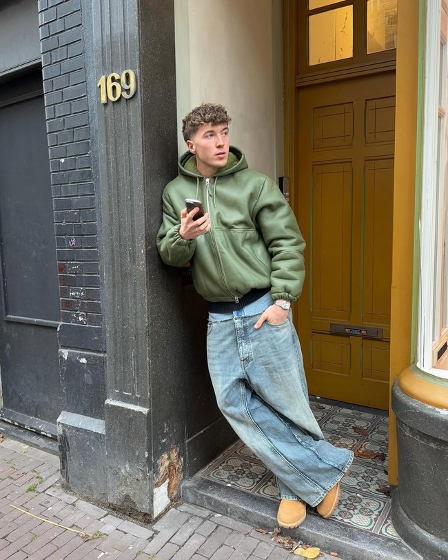 Gaya Ole Romeny mencerminkan tren fashion pria masa kini yang berpadu antara nostalgia era 2000-an, kenyamanan, dan streetstyle Eropa. Baggy jeans seolah jadi identitas personalnya. Foto: Instagram/@oleromeny