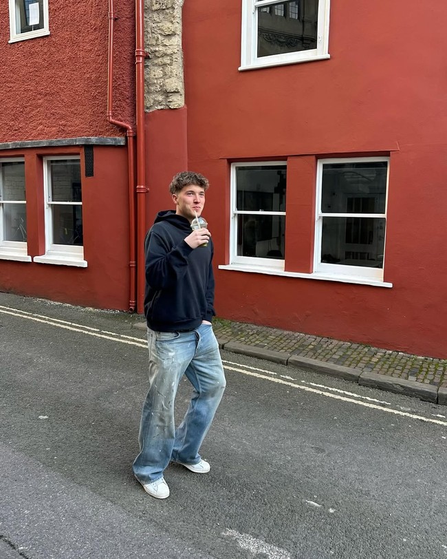 Jeans dengan potongan longgar yang dia pakai bukan hanya statement, tapi juga menciptakan proporsi tubuh yang tegas dan ekspresif. Ini menunjukkan bahwa kenyamanan dan gaya bisa tampil sejalan. Foto: Instagram/@oleromeny