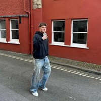 Jeans dengan potongan longgar yang dia pakai bukan hanya statement, tapi juga menciptakan proporsi tubuh yang tegas dan ekspresif. Ini menunjukkan bahwa kenyamanan dan gaya bisa tampil sejalan. Foto: Instagram/@oleromeny