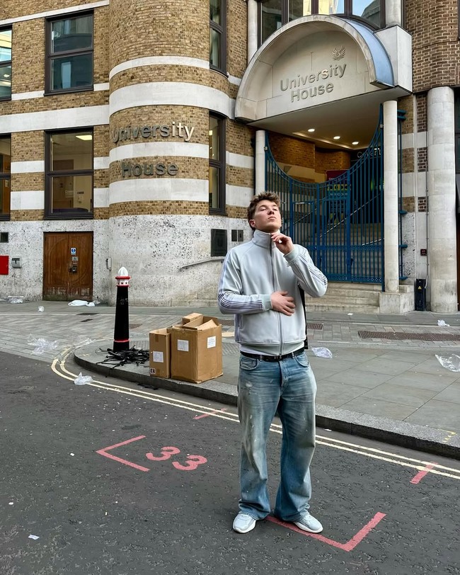 Ole gemar memadukan baggy jeans dengan item fashion seperti jaket bomber hijau army, sweater oversized navy, atau jersey olahraga. Perpaduan ini membangkitkan gaya tahun 2000-an yang kini kembali naik daun di kalangan Gen Z. Foto: Instagram/@oleromeny