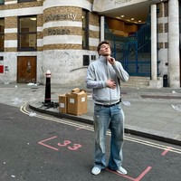 Ole gemar memadukan baggy jeans dengan item fashion seperti jaket bomber hijau army, sweater oversized navy, atau jersey olahraga. Perpaduan ini membangkitkan gaya tahun 2000-an yang kini kembali naik daun di kalangan Gen Z. Foto: Instagram/@oleromeny